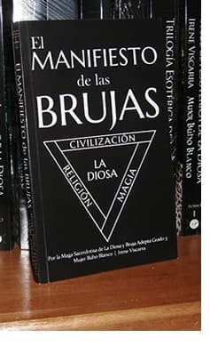 El libro contiene los lineamientos internos de la Tradición de las Brujas y su escuela. 